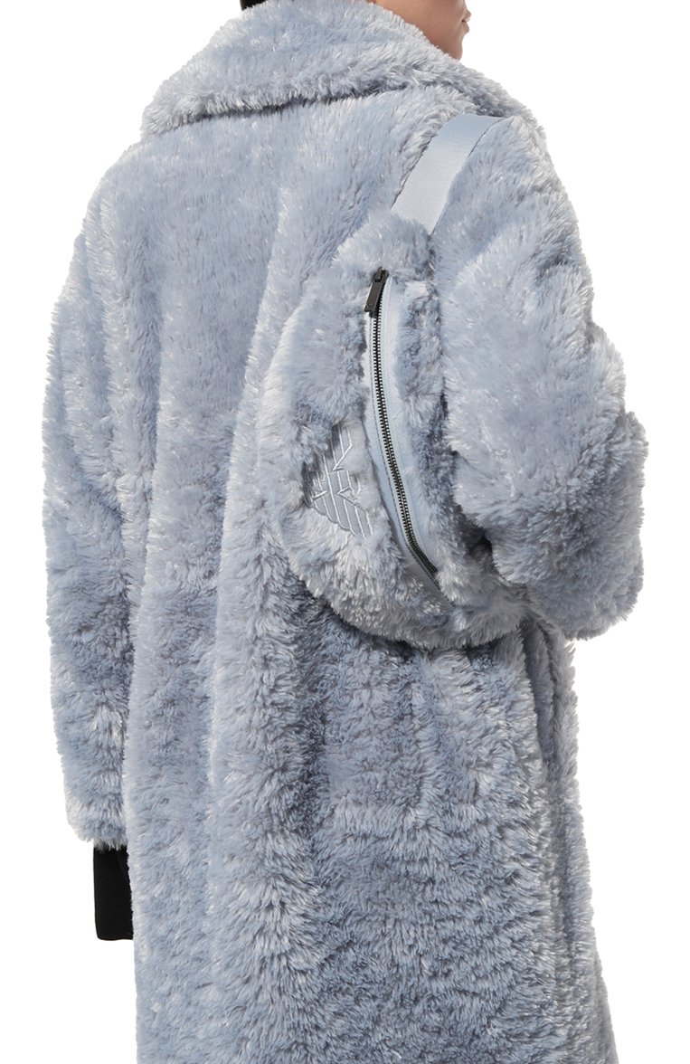 Женская комплект из шубы и сумки EMPORIO ARMANI голубого цвета, арт. H4NL1M/E9916 | Фото 7 (Длина (верхняя одежда): До колена; Материал внешний: Синтетический материал; Рукава: Длинные; Материал подклада: Синтетический материал; Женское Кросс-КТ: Экомех; Стили: Кэжуэл; Кросс-КТ: Куртка; Автоматизация состава: Проставлено; Автоматизация ТО: Проставлено)