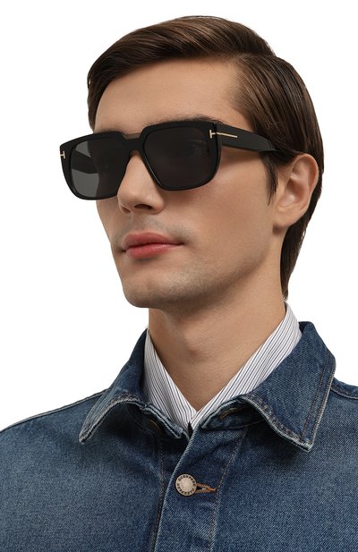 Солнцезащитные очки TOM FORD черного цвета по цене 48350 руб., арт. TF1025 05A, фото 3 Солнцезащитные очки TOM FORD, арт. TF1025 05A, фото 3