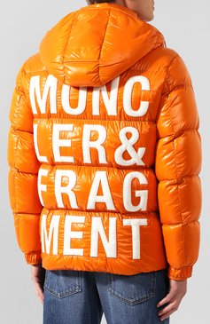 Мужская пуховик 7 moncler fragment hiroshi fujiwara hanriot MONCLER GENIUS оранжевого цвета, арт. E2-09U-41307-50-68950 | Фото 4 (Мужское Кросс-КТ: пуховик-короткий, Пуховик-верхняя одежда, Верхняя одежда; Рукава: Длинные; Материал внутренний: Не назначено; Материал внешний: Синтетический материал; Кросс-КТ: Пуховик; Материал сплава: Проставлено; Материал подклада: Синтетический материал; Драгоценные камни: Проставлено; Длина (верхняя одежда): Короткие; Материал утеплителя: Пух и перо; Статус проверки: Проверена категория)