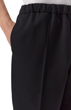 Мужские шерстяные брюки JIL SANDER черного цвета, арт. J21KA0012/J40002 | Фото 5 (Длина (брюки, джинсы): Стандартные; Материал внешний: Шерсть; Драгоценные камни: Проставлено; Материал сплава: Проставлено; Случай: Повседневный; Стили: Кэжуэл)