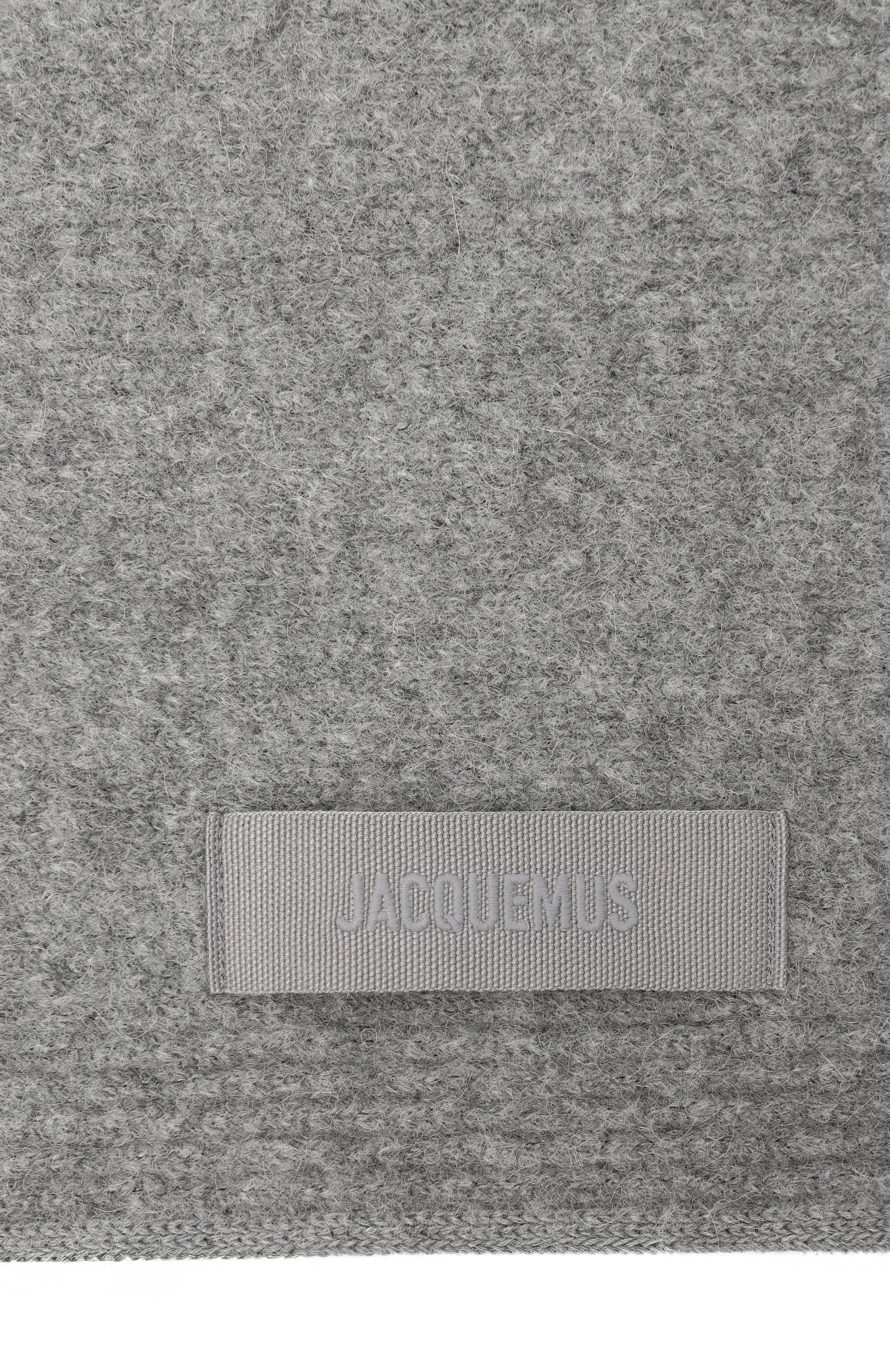 Шерстяной шарф-косынка JACQUEMUS серого цвета по цене 29950 руб., арт. 24HACU00669/AK00227, фото 4 Шерстяной шарф-косынка JACQUEMUS, арт. 24HACU00669/AK00227, фото 4