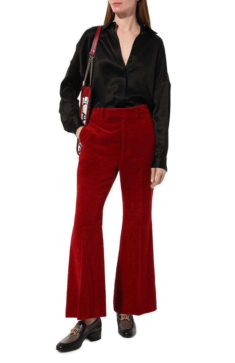Женские бархатные брюки GUCCI красного цвета, арт. 616539 Z328H | Фото 2 (Стили: Гламурный; Материал внешний: Хлопок, Лен; Длина (брюки, джинсы): Стандартные; Женское Кросс-КТ: Брюки-одежда; Силуэт Ж (брюки и джинсы): Расклешенные; Драгоценные камни: Проставлено; Материал сплава: Проставлено)