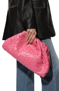 Женский клатч pouch BOTTEGA VENETA розового цвета, арт. 576175/VCPP0 | Фото 2 (Материал: Натуральная кожа; Региональные ограничения белый список (Axapta Mercury): RU; Материал сплава: Проставлено; Женское Кросс-КТ: Клатч-клатчи; Драгоценные камни: Проставлено; Размер: large)