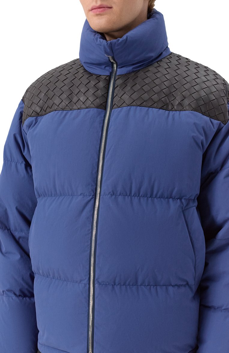 Мужская пуховик BOTTEGA VENETA голубого цвета, арт. 815198/V1LE0 | Фото 5 (Рукава: Длинные; Длина (верхняя одежда): Короткие; Материал подклада: Хлопок; Материал внешний: Хлопок; Кросс-КТ: Пуховик; Стили: Кэжуэл; Мужское Кросс-КТ: пуховик-короткий)