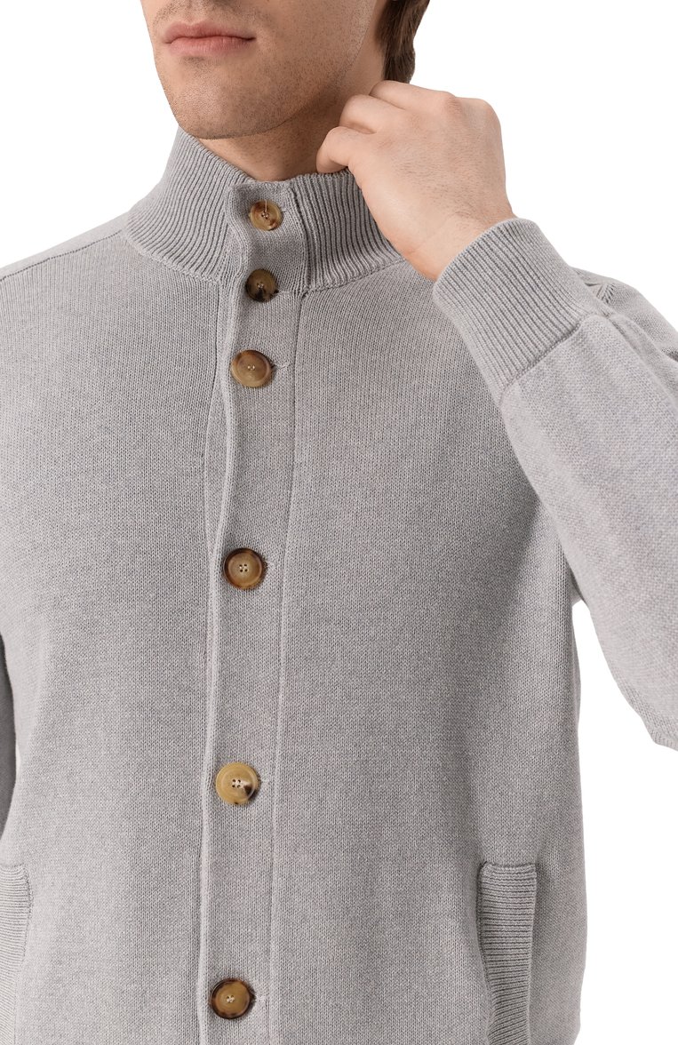 Мужской хлопковый кардиган BRUNELLO CUCINELLI серого цвета, арт. M28707006 | Фото 5 (Длина (для топов): Стандартные; Материал внешний: Хлопок; Рукава: Длинные; Мужское Кросс-КТ: Кардиган-одежда; Стили: Кэжуэл; Застежка: Пуговицы)