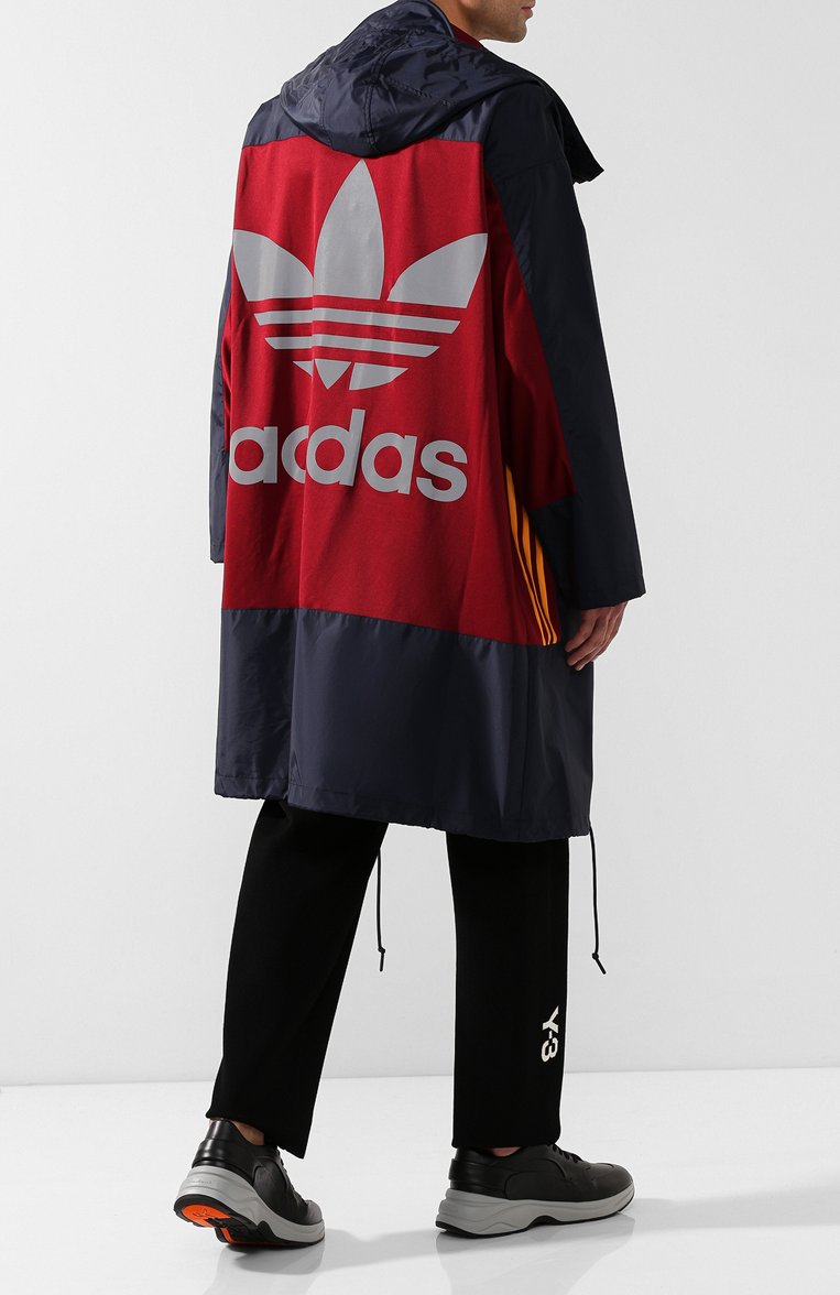 Мужской плащ adidas originals x bed j.w. ford ADIDAS ORIGINALS темно-синего цвета, арт. FI8835 | Фото 2 (Материал внешний: Синтетический материал; Длина (верхняя одежда): До колена; Рукава: Длинные; Мужское Кросс-КТ: Верхняя одежда, Плащ-верхняя одежда; Стили: Спорт-шик)