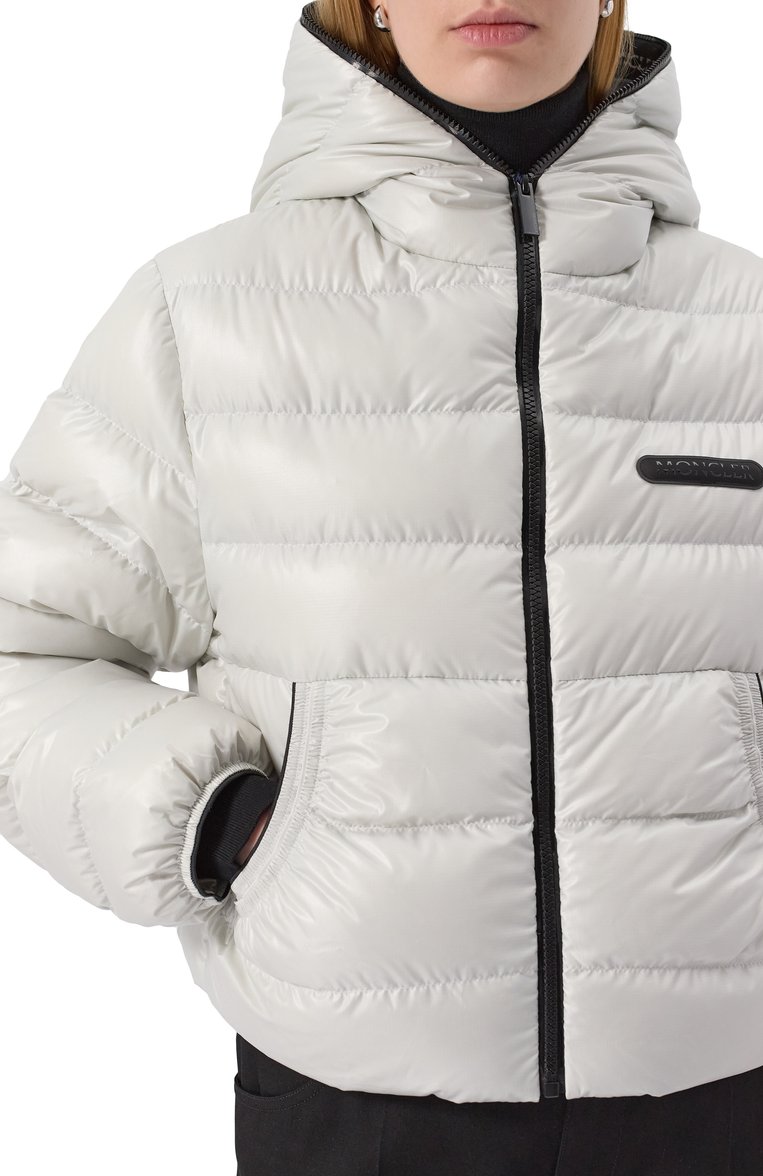Женский пуховик MONCLER белого цвета, арт. 1A00023/5950K | Фото 5 (Материал внешний: Синтетический материал; Материал подклада: Синтетический материал; Материал утеплителя: Пух и перо; Длина (верхняя одежда): Короткие; Рукава: Длинные; Кросс-КТ: Пуховик; Стили: Кэжуэл; Автоматизация состава: Проставлено; Автоматизация ТО: Проставлено)