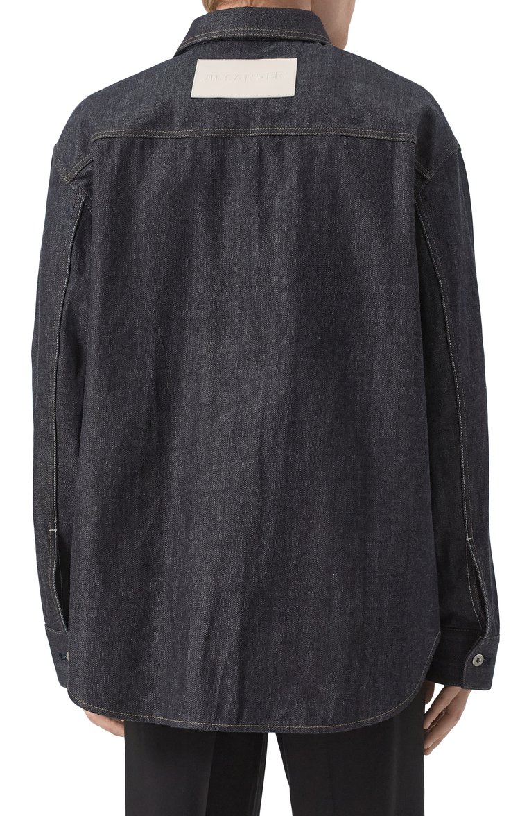 Мужская джинсовая рубашка JIL SANDER темно-си�него цвета, арт. J23DL0101/J45041 | Фото 4 (Длина (для топов): Стандартные; Материал внешний: Хлопок, Деним; Рукава: Длинные; Манжеты: На пуговицах; Воротник: Кент; Случай: Повседневный; Кросс-КТ: Деним; Принт: Однотонные; Стили: Кэжуэл; Автоматизация ТО: Проставлено; Автоматизация состава: Проставлено)