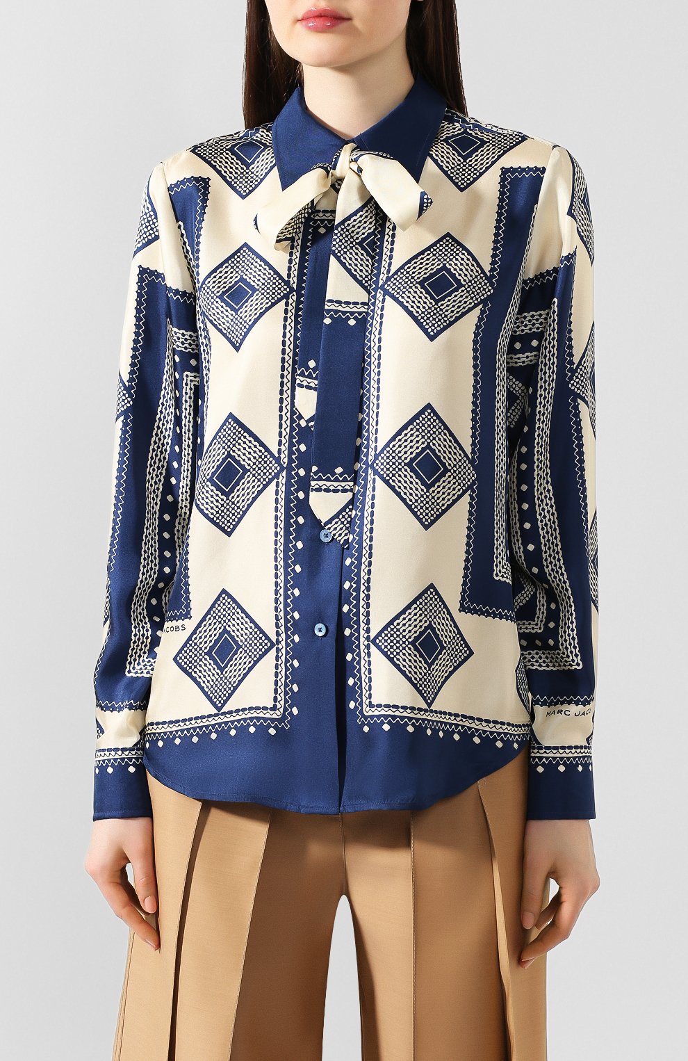 Шелковая блузка MARC JACOBS RUNWAY темно-синего цвета по цене 92350 руб., арт. W6000040, фото 3 Шелковая блузка MARC JACOBS RUNWAY, арт. W6000040, фото 3