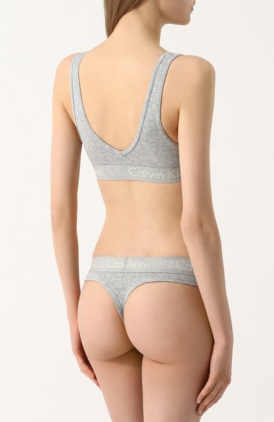 Хлопковые трусы-стринги с логотипом бренда CALVIN KLEIN серого цвета по цене 2380 руб., арт. QF4509E, фото 3 Хлопковые трусы-стринги с логотипом бренда CALVIN KLEIN, арт. QF4509E, фото 3