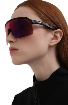 Женские солнцезащитные очки OAKLEY бордового цвета, арт. 9463-946301 | Фото 2 (Кросс-КТ: С/з-унисекс; Региональные ограничения белый список (Axapta Mercury): Не проставлено, RU; Нос: Не проставлено; Материал: Пластик; Тип очков: С/з; Очки форма: Маска; Оптика Гендер: оптика-унисекс)