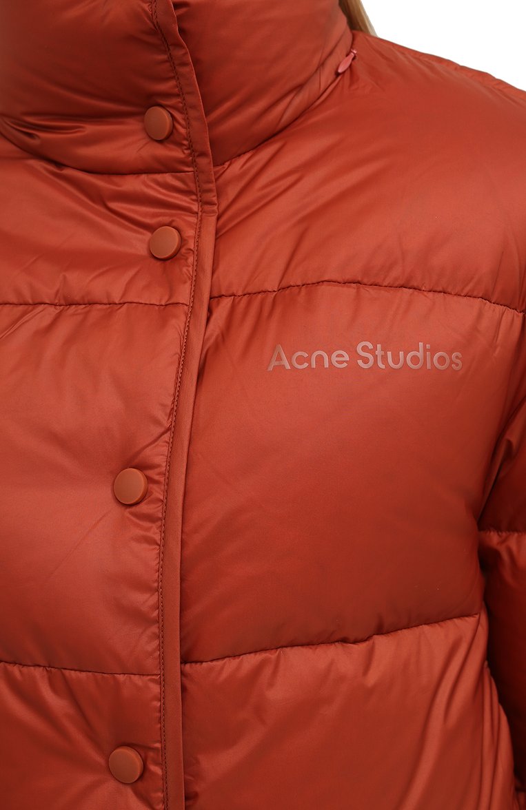 Женский пуховик ACNE STUDIOS красного цвета, арт. A90298 | Фото 5 (Рукава: Длинные; Длина (верхняя одежда): Короткие; Материал внешний: Синтетический материал; Материал подклада: Синтетический материал; Материал утеплителя: Пух и перо; Стил�и: Спорт-шик; Кросс-КТ: Пуховик)