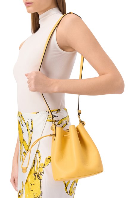 Женская сумка furla sfera mini FURLA желтого цвета, арт. WB01514/BX0176 | Фото 2 (Ремень/цепочка: На ремешке; Драгоценные камни: Проставлено; Материал: Натуральная кожа; Размер: mini; Материал сплава: Проставлено)