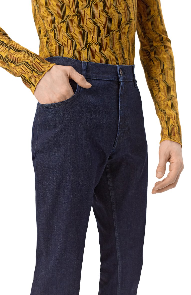 Мужские джинсы PRADA темно-синего цвета, арт. GEP178-1W41-F0008-221 | Фото 5 (Кросс-КТ: Деним; Длина (брюки, джинсы): Стандартные; Материал внешний: Деним, Хлопок; Стили: Кэжуэл, Классический; Силуэт М (брюки): Прямые; Автоматизация состава: Проставлено; Детали: Без декора; Автоматизация ТО: Проставлено)