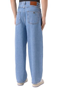 Мужские джинсы EMPORIO ARMANI синего цвета, арт. EM001705/AF13269 | Фото 4 (Материал внешний: Хлопок, Деним; Длина (брюки, джинсы): Стандартные; Стили: Повседневный; Кросс-КТ: Деним; Силуэт М (брюки): Широкие)