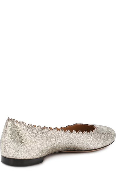 Балетки lauren из металлизированной кожи с фигурным вырезом CHLOÉ серебряного цвета по цене 48700 руб., арт. CHC15W16046, фото 4 Балетки lauren из металлизированной кожи с фигурным вырезом CHLOÉ, арт. CHC15W16046, фото 4
