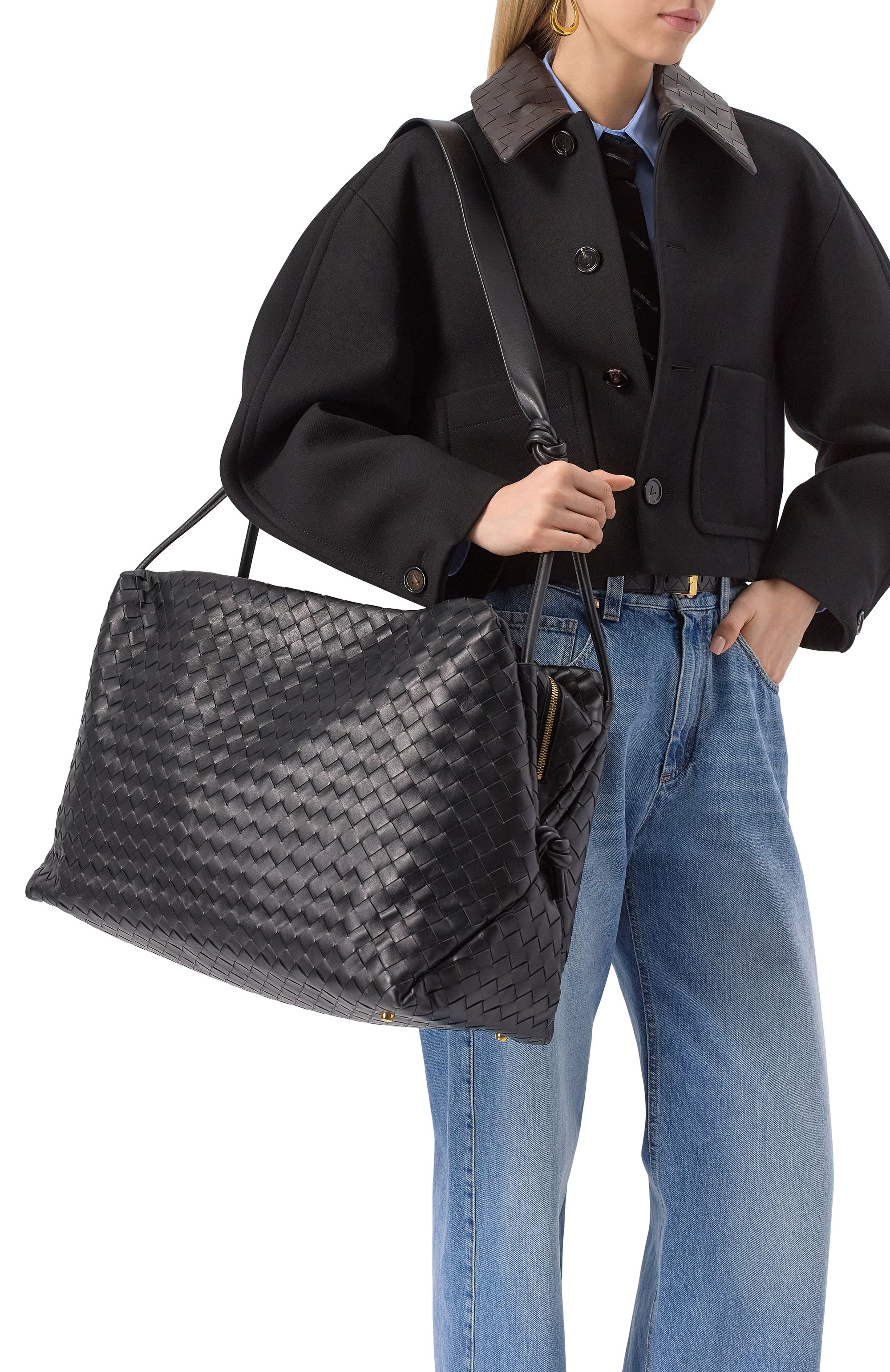 Сумка loop weekender large BOTTEGA VENETA черного цвета по цене 699500 руб., арт. 799584/V2HL1, фото 2 Сумка loop weekender large BOTTEGA VENETA, арт. 799584/V2HL1, фото 2