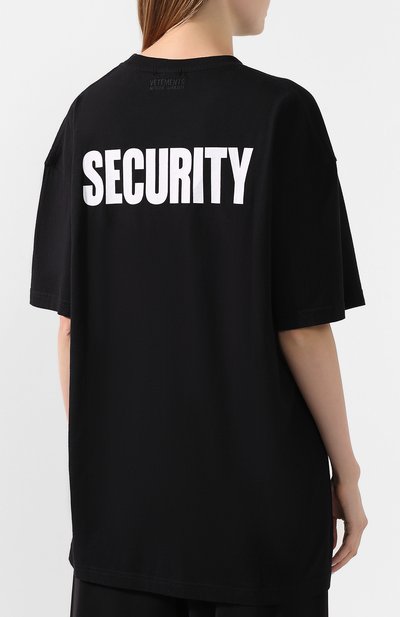 Хлопковая футболка VETEMENTS черного цвета по цене 25850 руб., арт. UAH21TR510 1600/W, фото 4 Хлопковая футболка VETEMENTS, арт. UAH21TR510 1600/W, фото 4