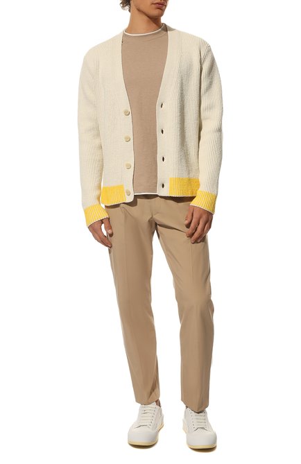 Мужской хлопковый кардиган JACQUEMUS светло-бежевого цвета, арт. 225KN071-2068 | Фото 2 (Материал внешний: Хлопок; Мужское Кросс-КТ: Кардиган-одежда; Стили: Минимализм; Рукава: Длинные; Длина (для топов): Стандартные; Драгоценные камни: Проставлено; Материал сплава: Проставлено)