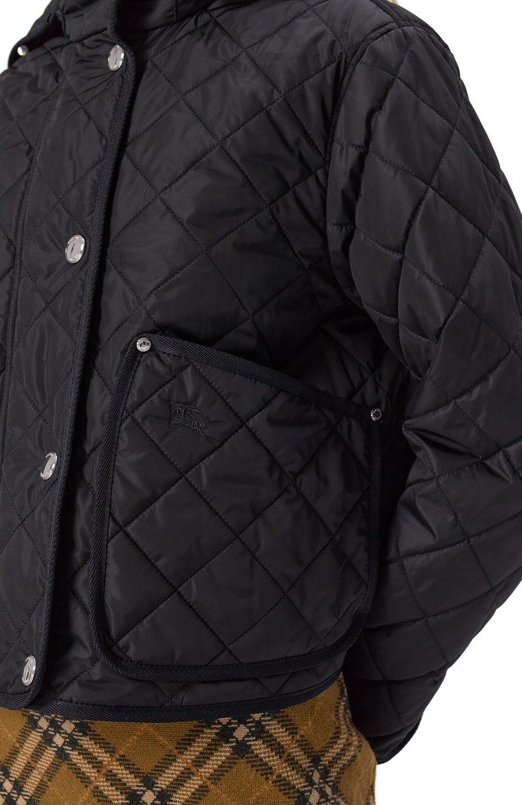 Женская куртка BURBERRY черного цвета, арт. 8072798 | Фото 5 (Длина (верхняя одежда): Короткие; Драгоценные камни: Проставлено; Материал подклада: Синтетический материал; Рукава: Длинные; Материал сплава: Проставлено; Кросс-КТ: Легкие, Куртка; Стили: Кэжуэл; Материал внешний: Синтетический материал)