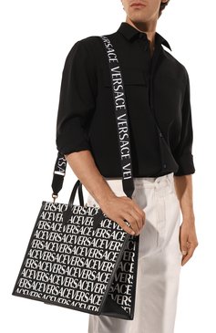 Мужская текстильная сумка-тоут VERSACE черно-белого цвета, арт. 1008913/1A06766 | Фото 2 (Ремень/цепочка: На ремешке; Размер: large; Драгоценные камни: Проставлено; Материал: Текстиль; Материал сплава: Проставлено)