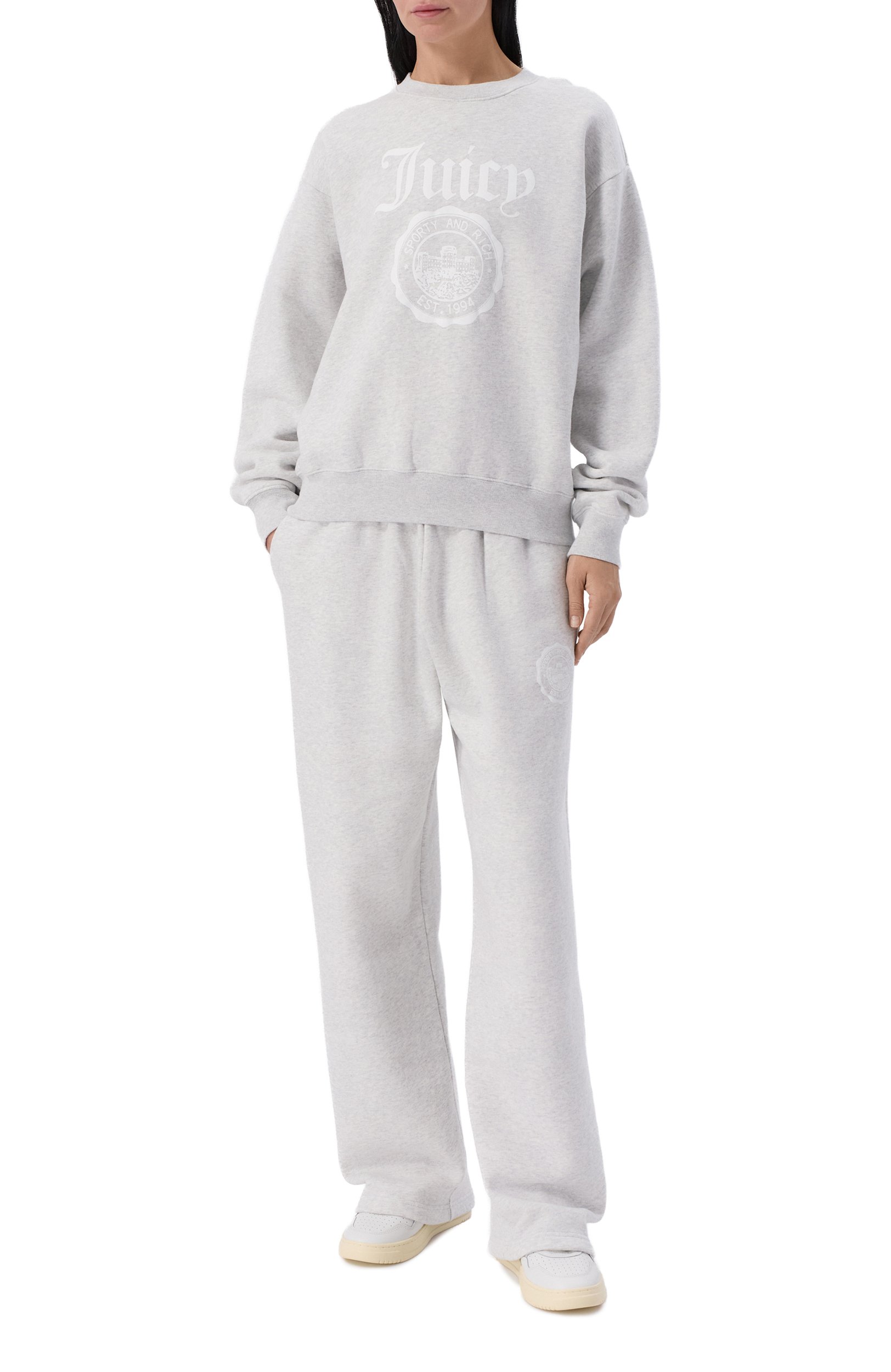 Хлопковый свитшот sporty & rich x juicy couture SPORTY AND RICH серого цвета по цене 32200 руб., арт. ST071716691GY03/JUICY EMBLEM CREWNECK, фото 2 Хлопковый свитшот sporty & rich x juicy couture SPORTY AND RICH, арт. ST071716691GY03/JUICY EMBLEM CREWNECK, фото 2