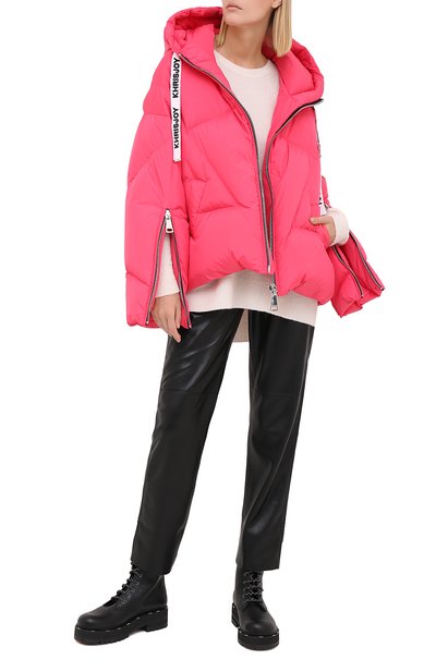 Пуховик с капюшоном KHRISJOY малинового цвета по цене 193000 руб., арт. AFPW001/NY, фото 2 Пуховик с капюшоном KHRISJOY, арт. AFPW001/NY, фото 2