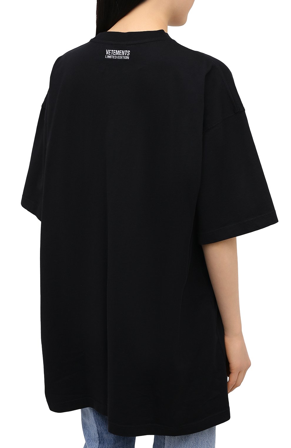 Хлопковая футболка VETEMENTS черного цвета по цене 25850 руб., арт. UE51TR320B 1600/W, фото 4 Хлопковая футболка VETEMENTS, арт. UE51TR320B 1600/W, фото 4