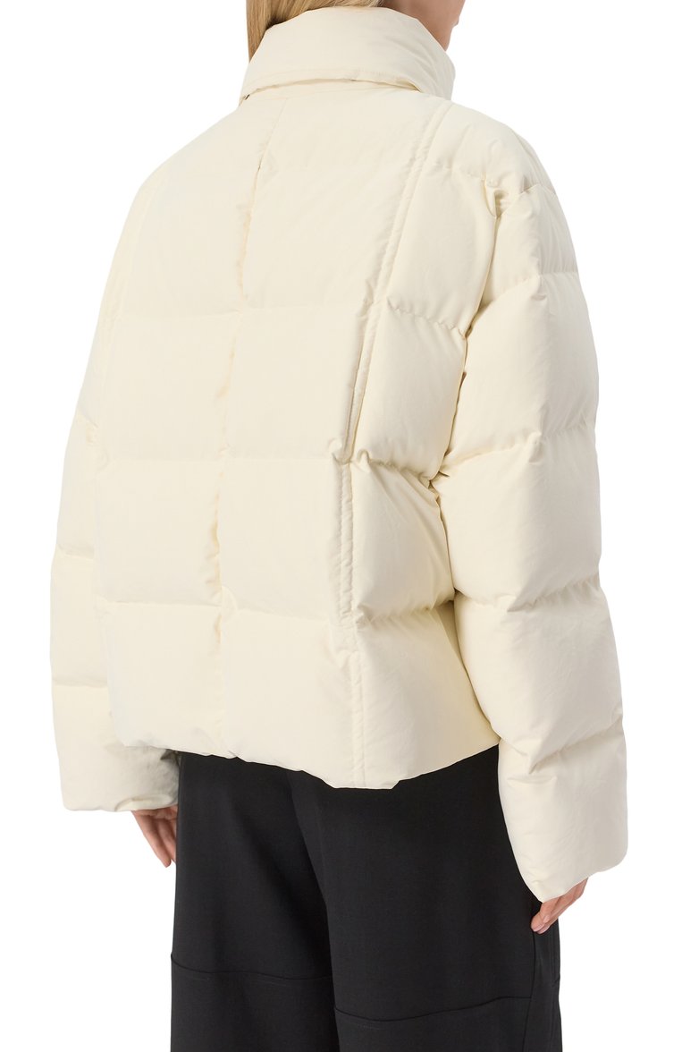 Женский пуховик JIL SANDER кремового цвета, арт. J40AF0170-J74276 | Фото 4 (Материал подклада: Синтетический материал; Материал внешний: Синтетический материал; Длина (верхняя одежда): Короткие; Материал утеплителя: Пух и перо; Рукава: Длинные; Кросс-КТ: Пуховик; Стили: Минимализм; Автоматизация состава: Проставлено; Автоматизация ТО: Проставлено)