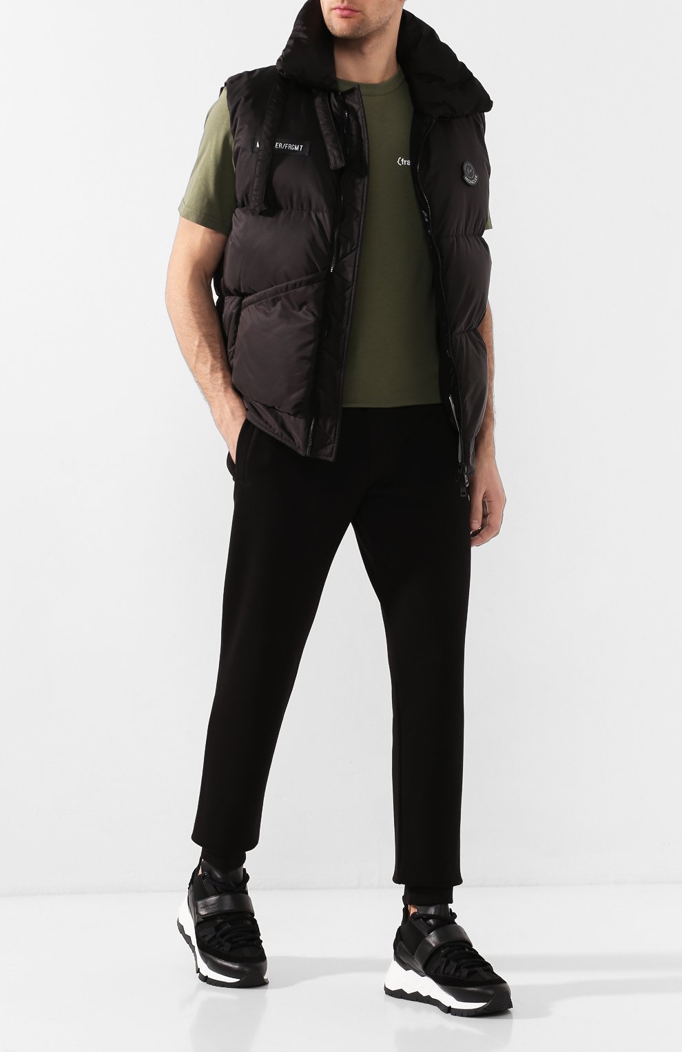 Пуховый жилет 7 moncler fragment hiroshi fujiwara MONCLER GENIUS черного цвета по цене 77700 руб., арт. E2-09U-43303-50-54155, фото 2 Пуховый жилет 7 moncler fragment hiroshi fujiwara MONCLER GENIUS, арт. E2-09U-43303-50-54155, фото 2