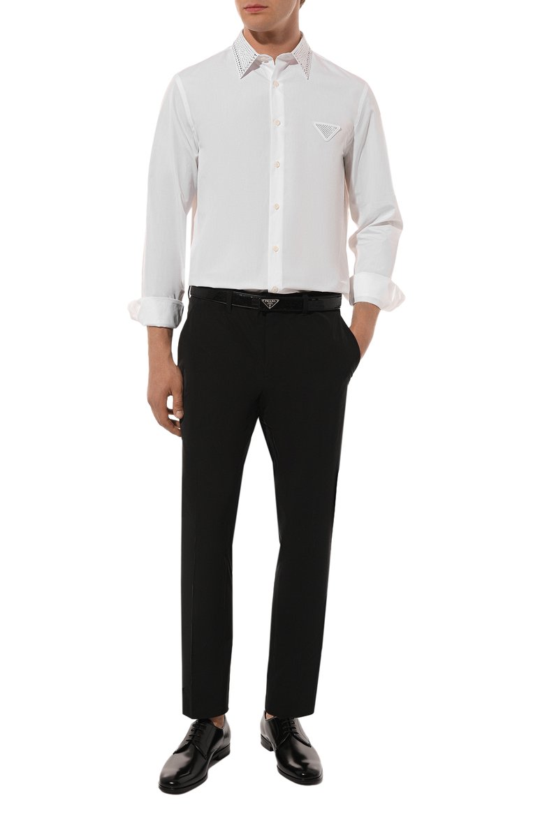 Мужская хлопковая сорочка PRADA белого цвета, арт. UCN420-1LZC-F0009-221 | Фото 2 (Рукава: Длинные; Материал внешний: Хлопок; Длина (для топов): Стандартные; Воротник: Кент; Манжеты: На пуговицах; Стили: Классический; Рубашки М: Regular Fit; Случай: Вечерний; Принт: Однотонные; Автоматизация состава: Проставлено; Автоматизация ТО: Проставлено; Детали: Без декора)