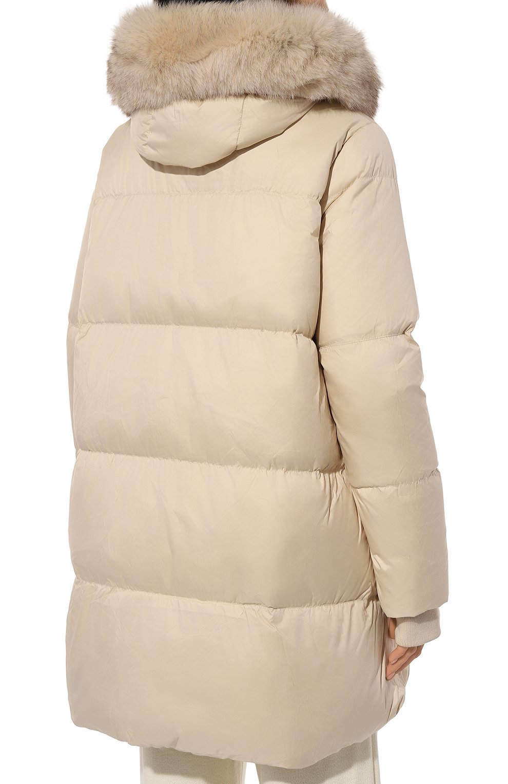Пуховик с отделкой из меха песца MAX AND MOI кремового цвета по цене 94150 руб., арт. DAV0, фото 4 Пуховик с отделкой из меха песца MAX AND MOI, арт. DAV0, фото 4
