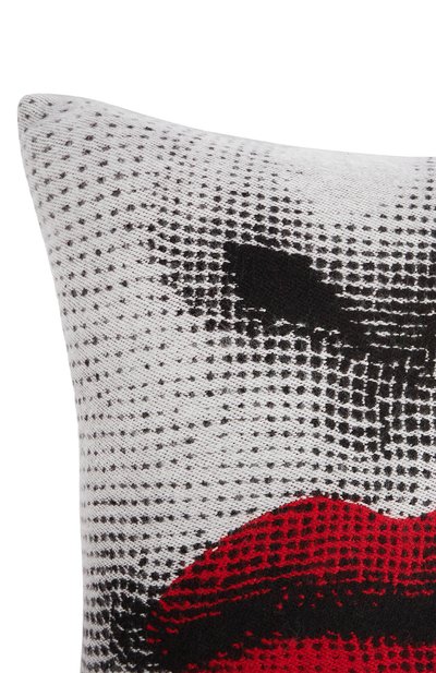 Подушка kiss FORNASETTI серого цвета по цене 56250 руб., арт. PILLKS01, фото 3 Подушка kiss FORNASETTI, арт. PILLKS01, фото 3