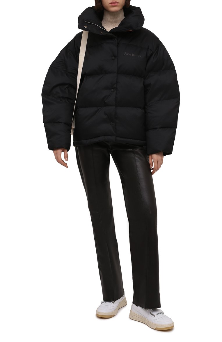 Женский пуховик ACNE STUDIOS черного цвета, арт. A90366 | Фото 2 (Длина (верхняя одежда): Короткие; Материал подклада: Синтетический материал; Материал внешний: Синтетический материал; Рукава: Длинные; Материал утеплителя: Пух и перо; Кросс-КТ: Пуховик; Стили: Спорт-шик)