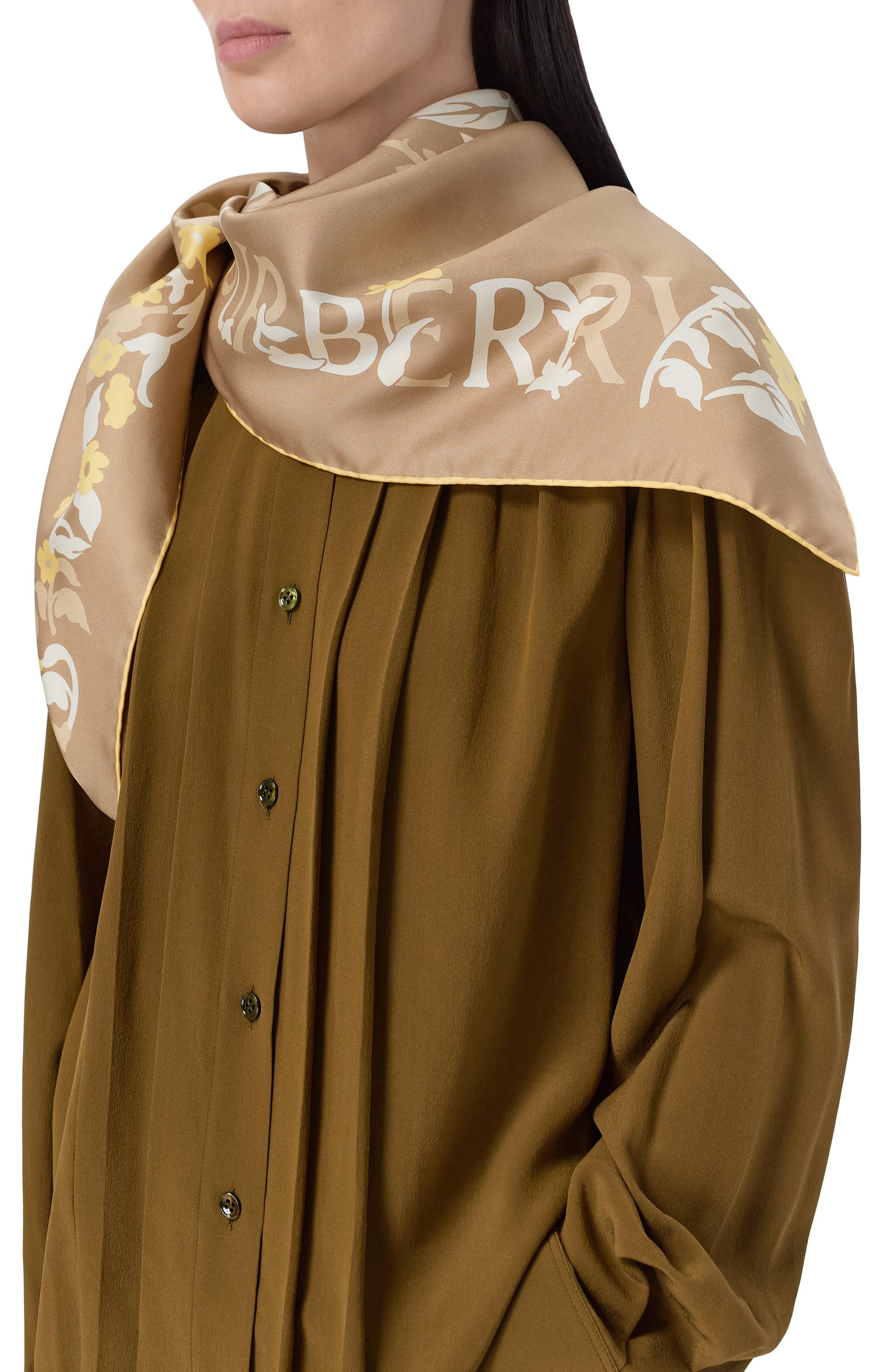 Шелковый платок BURBERRY бежевого цвета по цене 69300 руб., арт. 8125638, фото 2 Шелковый платок BURBERRY, арт. 8125638, фото 2
