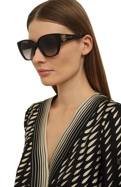 Солнцезащитные очки ALEXANDER MCQUEEN черного цвета по цене 29950 руб., арт. AM0284S 002, фото 2 Солнцезащитные очки ALEXANDER MCQUEEN, арт. AM0284S 002, фото 2