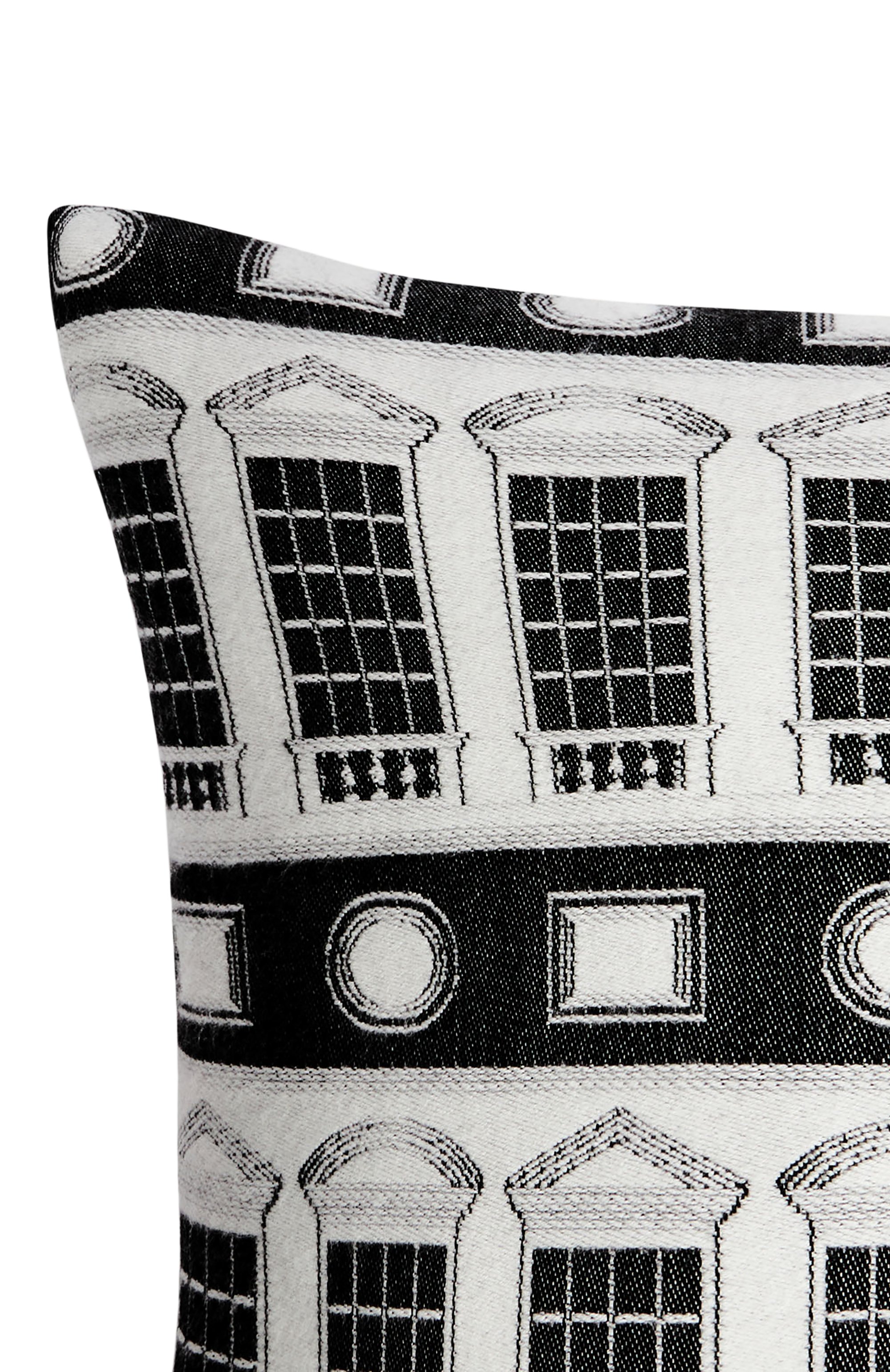 Подушка architettura FORNASETTI черно-белого цвета по цене 56250 руб., арт. PILLAR01, фото 3 Подушка architettura FORNASETTI, арт. PILLAR01, фото 3