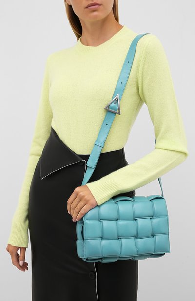 Сумка padded cassette BOTTEGA VENETA голубого цвета по цене 523000 руб., арт. 591970/VCQR1, фото 2 Сумка padded cassette BOTTEGA VENETA, арт. 591970/VCQR1, фото 2