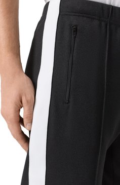 Мужские брюки MAISON MARGIELA черного цвета, арт. S50KA0675/S23168 | Фото 5 (Материал внешний: Хлопок, Синтетический материал; Длина (брюки, дж�инсы): Стандартные; Стили: Кэжуэл; Случай: Повседневный)