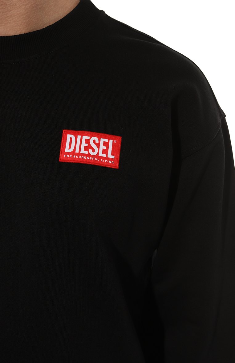 Мужской хлопковый свитшот DIESEL черного цвета, арт. A11591/0ILAC | Фото 5 (Длина (для топов): Стандартные; Рукава: Длинные; Материал внешний: Хлопок; Мужское Кросс-КТ: свитшот-одежда; Принт: Без принта; Стили: Спорт-шик; Автоматизация состава: Проставлено; Автоматизация ТО: Проставлено; Детали: Декор)