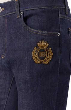Мужские джинсы DOLCE & GABBANA темно-синего цвета, арт. GY07CZ/G8ME9 | Фото 5 (Драгоценные камни: Проставлено; Материал сплава: Проставлено; Длина (брюки, джинсы): Стандартные; Силуэт М (брюки): Прямые; Материал внешний: Деним, Хлопок; Кросс-КТ: Деним; Стили: Повседневный; Детали: Нашивки)