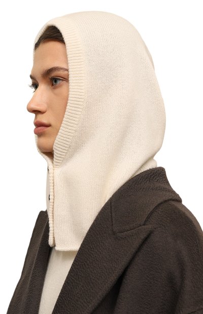 Капор из шерсти и кашемира ALLUDE кремового цвета по цене 14550 руб., арт. 245/17110, фото 2 Капор из шерсти и кашемира ALLUDE, арт. 245/17110, фото 2