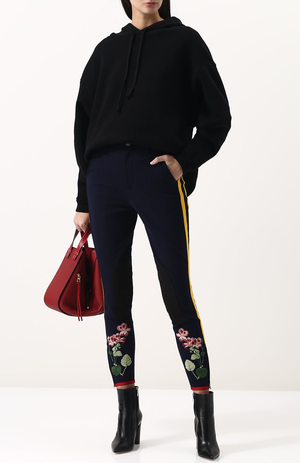 Укороченные хлопковые брюки-скинни с вышивкой GUCCI синего цвета по цене 98550 руб., арт. 500827/ZKK40, фото 2 Укороченные хлопковые брюки-скинни с вышивкой GUCCI, арт. 500827/ZKK40, фото 2