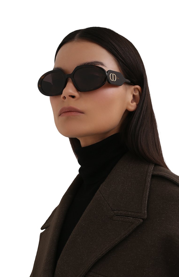 Женские солнцезащитные очки DIOR EYEWEAR темно-коричневого цвета, арт. DI0RB0BBY R2U 20F0 | Фото 2 (Тип очков: С/з; Re-sync: On; Нос: Не проставлено; Региональные ограничения белый список (Axapta Mercury): Не проставлено; Материал: Пластик; Очки форма: Овальные; Оптика Гендер: оптика-женское)