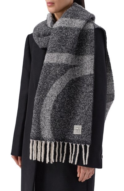 Шерстяной шарф TOTEME серого цвета по цене 54050 руб., арт. 261-WSC908-FB0630, фото 2 Шерстяной шарф TOTEME, арт. 261-WSC908-FB0630, фото 2