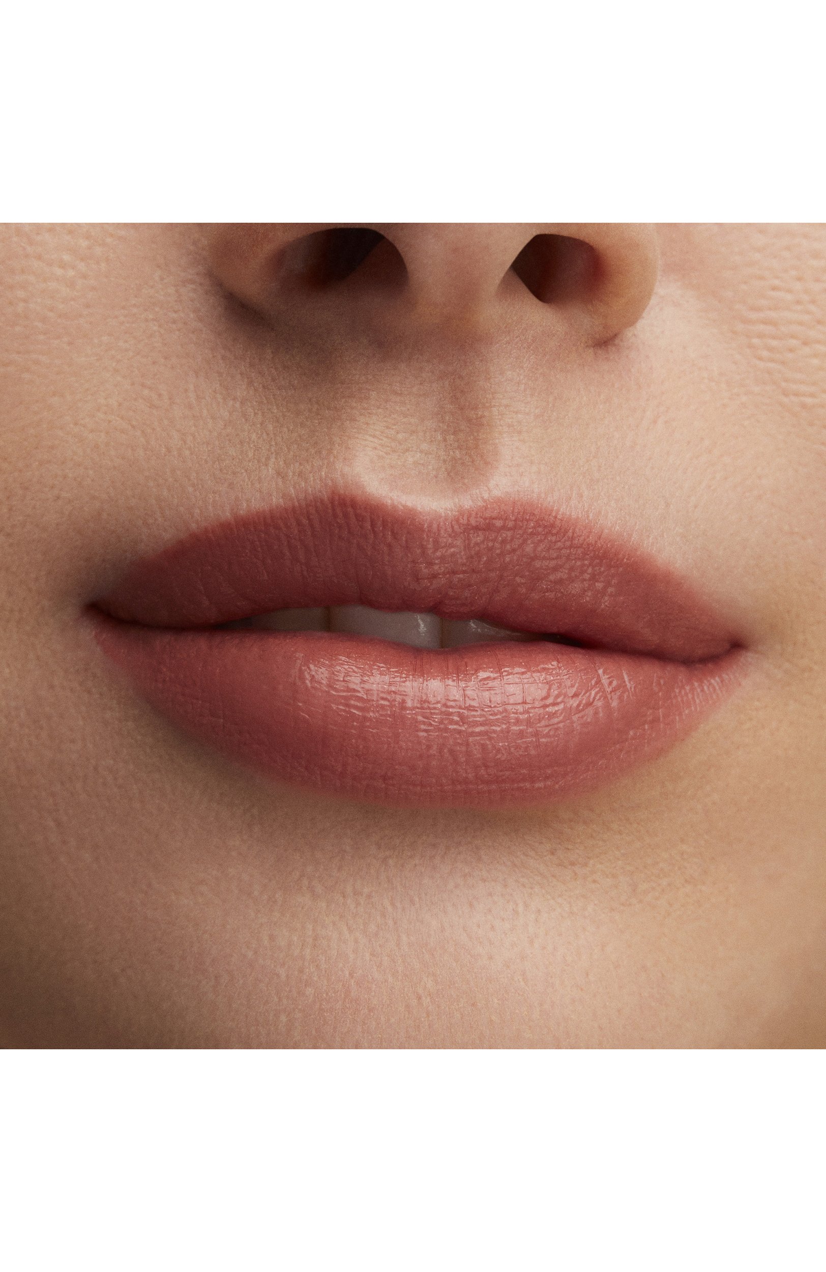 Губная помада lustreglass sheer-shine lipstick, оттенок hug me (3,5g) MAC цвета по цене 3390 руб., арт. SB48-11, фото 3 Губная помада lustreglass sheer-shine lipstick, оттенок hug me (3,5g) MAC, арт. SB48-11, фото 3