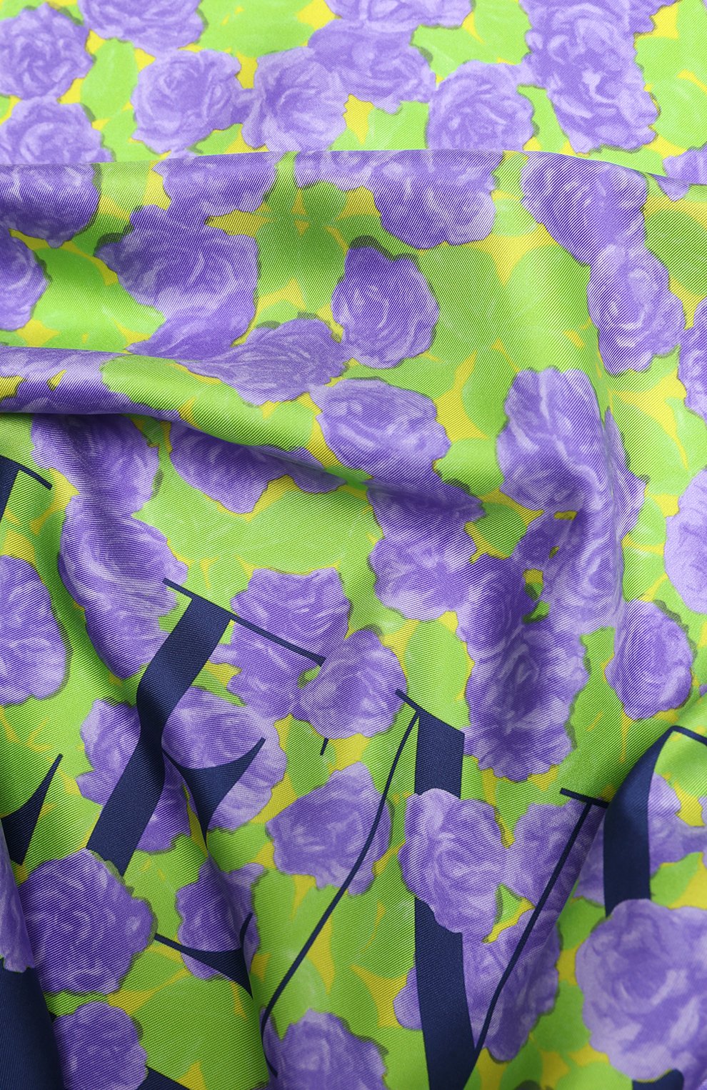 Шелковый платок VALENTINO фиолетового цвета по цене 51450 руб., арт. UW2EI114/WBH, фото 2 Шелковый платок VALENTINO, арт. UW2EI114/WBH, фото 2