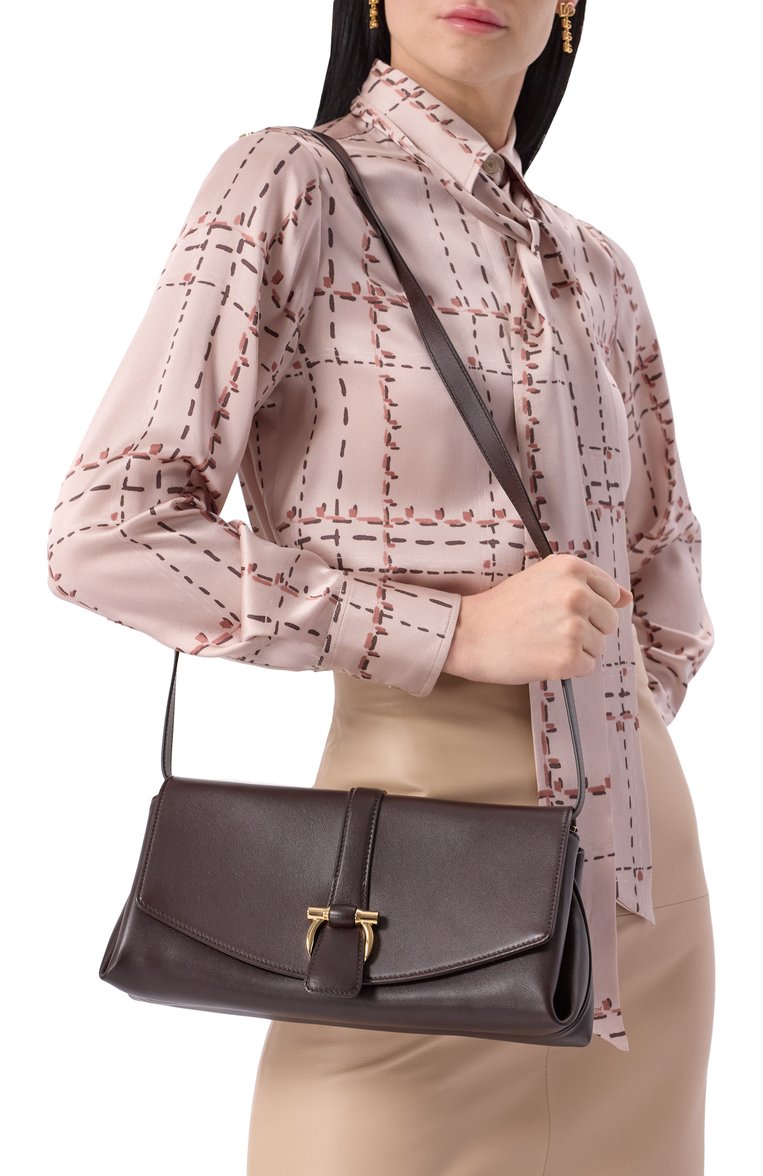 Женская сумка front flap FERRAGAMO темно-коричневого цвета, арт. 219794/779062 | Фото 2 (Драгоценные камни: Проставлено; Ремень/цепочка: На ремешке; Материал: Натуральная кожа; Материал сплава: Проставлено; Размер: medium)