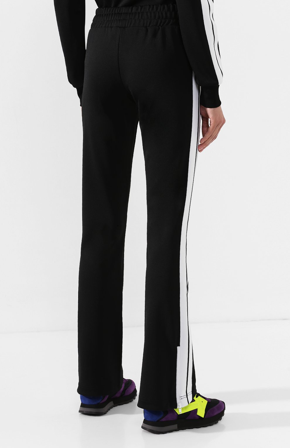 Брюки с лампасами PALM ANGELS черно-белого цвета по цене 36050 руб., арт. PWCA007E193840021001, фото 4 Брюки с лампасами PALM ANGELS, арт. PWCA007E193840021001, фото 4