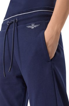 Женские хлопковые брюки AERONAUTICA MILITARE темно-синего цвета, арт. PF966DF582 | Фото 5 (Длина (брюки, джинсы): Стандартные; Драгоценные камни: Проставлено; Материал сплава: Проставлено; Силуэт Ж (брюки и джинсы): Прямые; Женское Кросс-КТ: Брюки-одежда; Стили: Спорт-шик; Материал внешний: Хлопок, Синтетический материал)